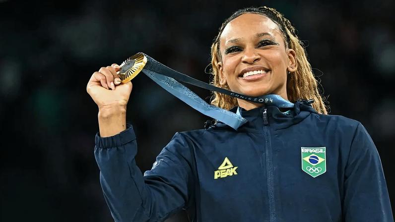 Rebeca Andrade comemora ouro olímpico em Paris-2024 (Foto: Gabriel BOUYS / AFP)