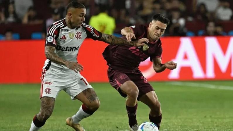 Flamengo sofre falha defensiva e Lanús abre o placar; Arrascaeta empata