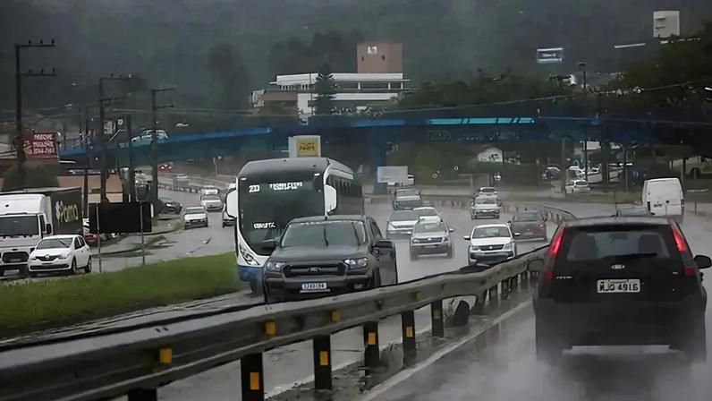 Alerta vermelho em Santa Catarina para alagamentos e deslizamentos na capital