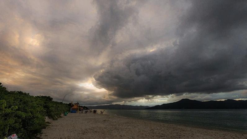 Frente fria aumenta a chuva e reduz o calor no Sul do Brasil