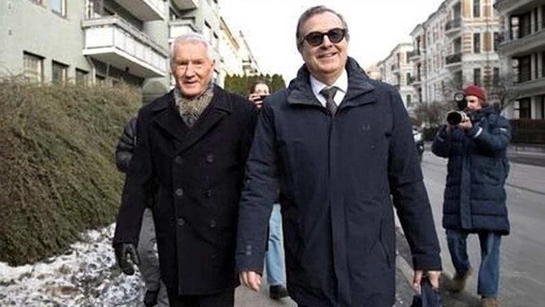 El ex primer ministro noruego Thorbjorn Jagland (izquierda), junto a su abogado, durante el registro de su apartamento en Oslo, el 12 de febrero.