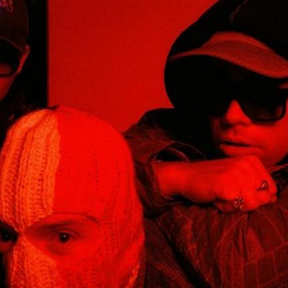 Kneecap lança single Smugglers & Scholars e evoca tempos revolucionários