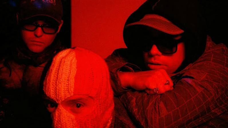 Kneecap lança single Smugglers & Scholars e evoca tempos revolucionários