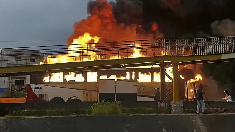 Ônibus de cruzeirenses foi incendiado em emboscada feita por torcedores do Palmeiras – Foto: reprodução/redes sociais
