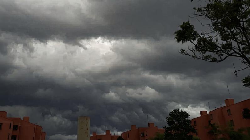 Frente fria traz chuva forte ao Brasil neste fim de semana