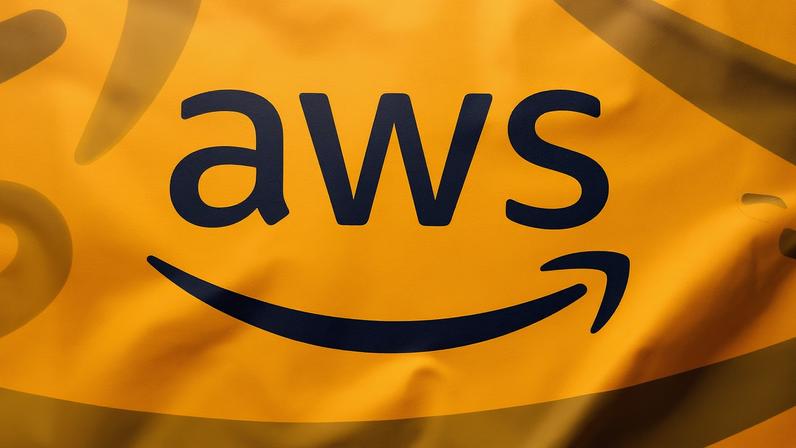 Amazon culpa funcionários humanos por erro de código de IA