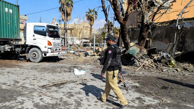 Paquistão usa helicópteros e drones para encerrar confronto deserto; 58 mortos