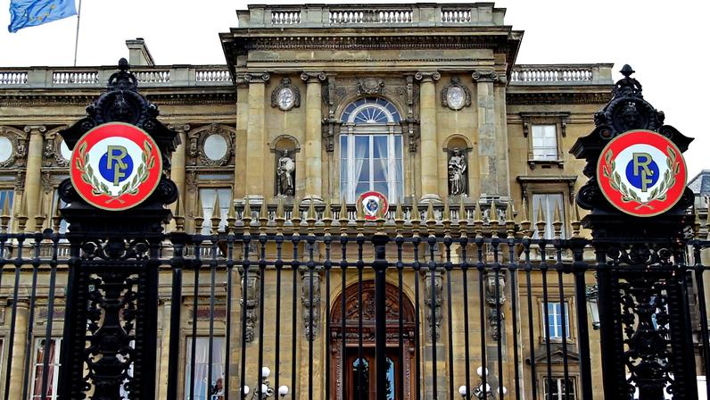 Diplomata francês ligado a Epstein nega acusações após alerta ao promotor