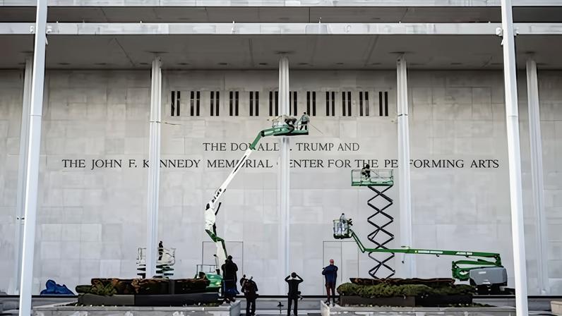 Unos obreros cambian el nombre del Kennedy Center para añadir el de Trump, el pasado mes de diciembre.