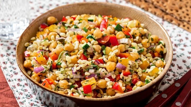 Salada de grão-de-bico com bulgur (Imagem: Svetlana Monyakova | Shutterstock)
