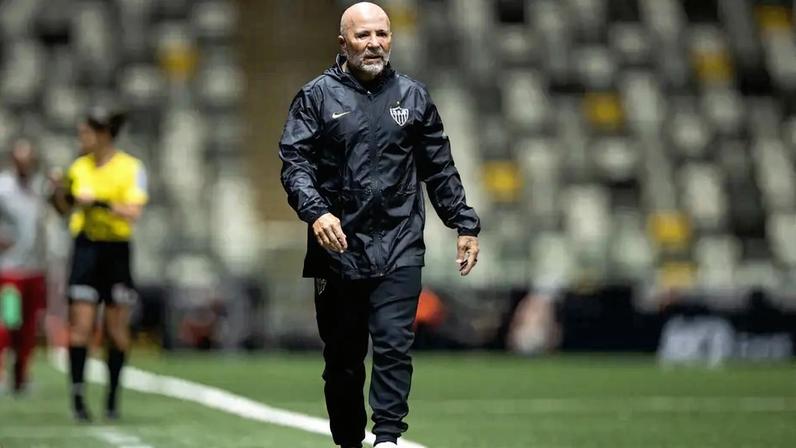 Sampaoli a beira do campo em Atlético x Tombense (Foto: Pedro Souza / Atlético)