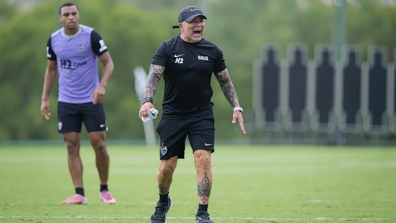 Sampaoli em treinamento na cidade do Galo (Foto: Pedro Souza / Atlético)
