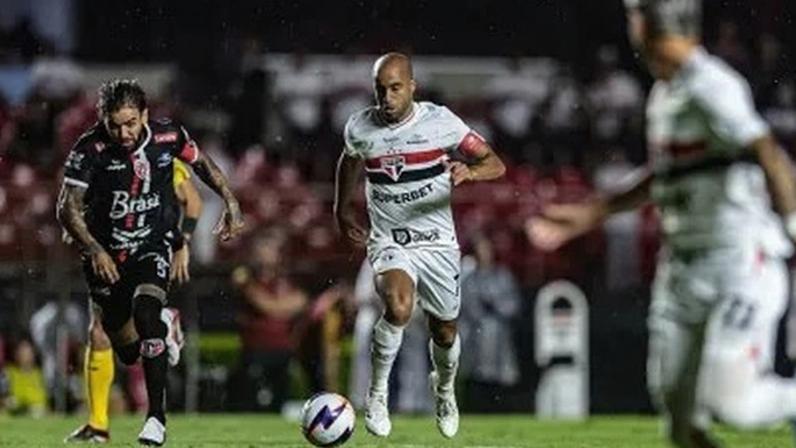 Disputa de bola em São Paulo x Primavera