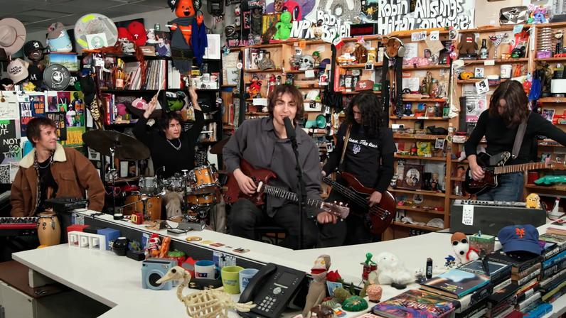 Gansos trazem 'Getting Killed' e seus próprios enfeites ao Tiny Desk da NPR