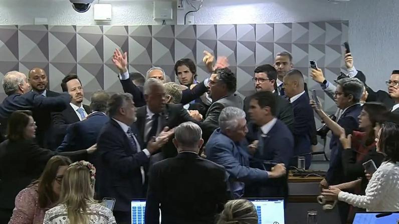 Empurra-empurra e confusão marcam aprovação da quebra de sigilo fiscal do filho do presidente, Fábio Luiz, o Lulinha. (Foto: TV Senado)