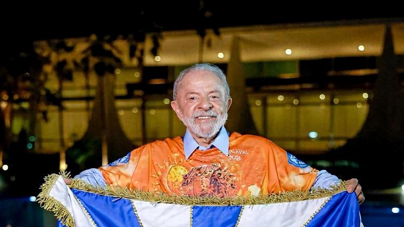 O presidente Lula com o estandarte da escola Acadêmicos de NIteroi. (Foto: Ricardo Stuckert / Presidência da República)
