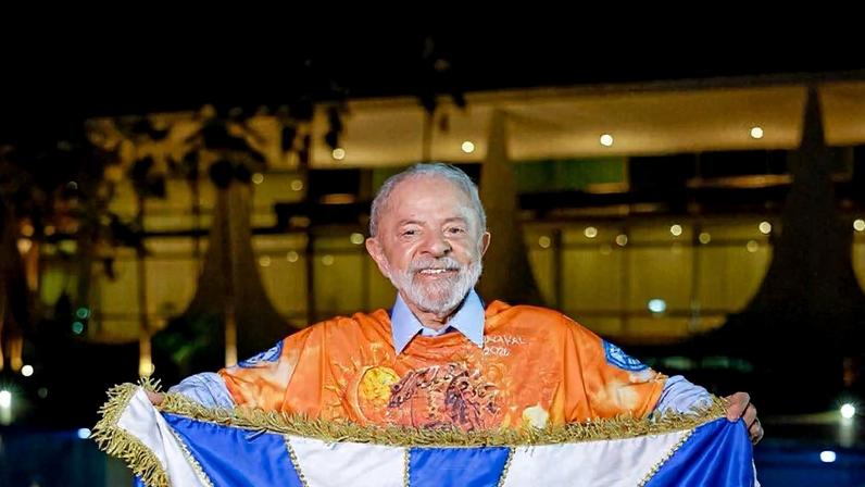 O presidente Lula com o estandarte da escola Acadêmicos de Niterói. (Foto: Ricardo Stuckert / Presidência da República)