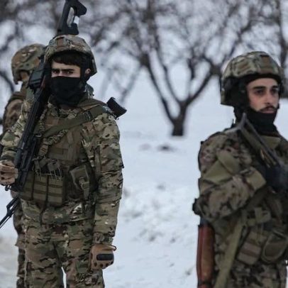 Forças governamentais sírias entram em área sob controle curdo após acordo