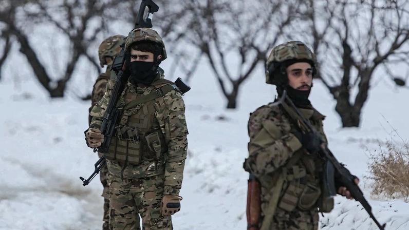 Forças governamentais sírias entram em área sob controle curdo após acordo