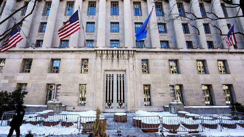 DOJ dos EUA envia carta sobre redações de arquivos de Epstein a legisladores, Politico relata