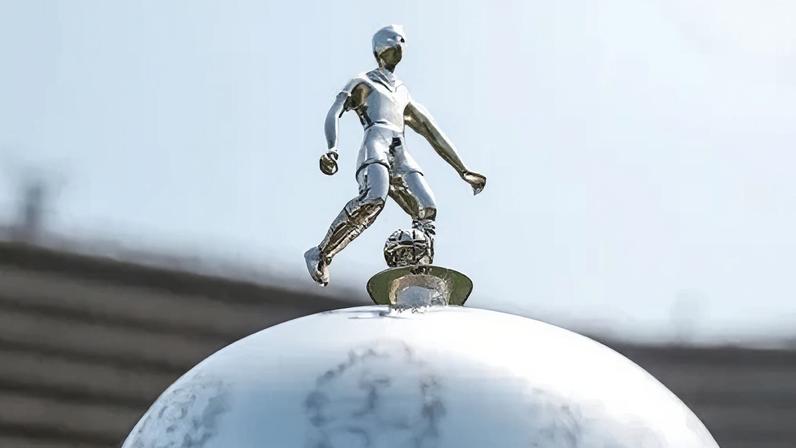 Troféu da Libertadores no estádio Monumental, em Lima, no Peru