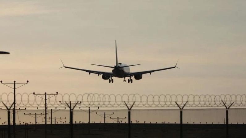 Avião pousando: queda de preços das passagem aéreas atenuou alta dos preços dos serviços (Foto: Getty Images)