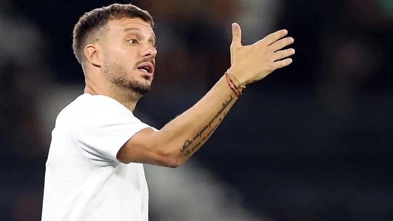 Técnico do Botafogo, Martín Anselmi orienta equipe contra o Flamengo (Foto: Vitor Silva/Botafogo)