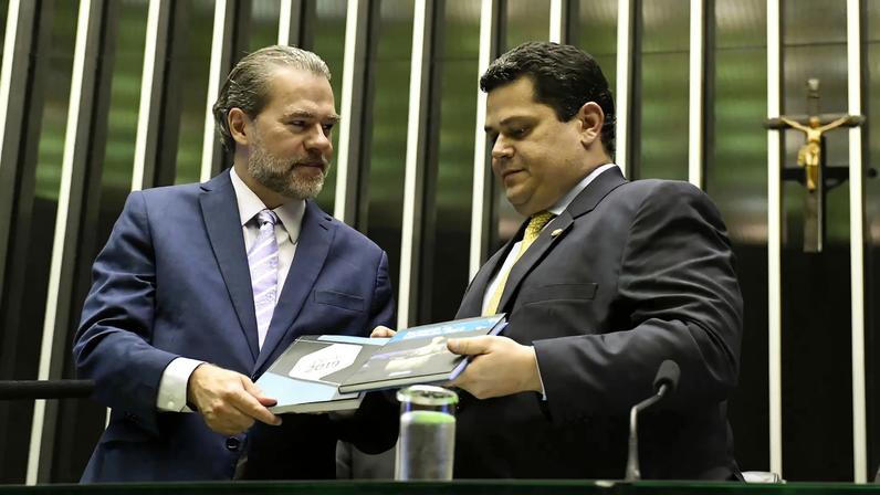 Pedem investigação e impeachment de Toffoli após afastamento do Master