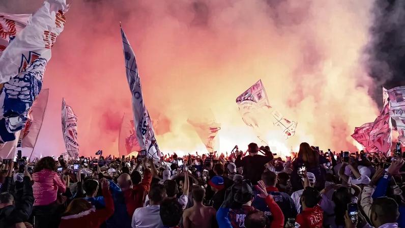 Torcida Paraná Clube gramado Vila Capanema