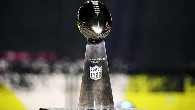 Troféu Vince Lombardi, que será erguido por Patriots ou Seahawks após o Super Bowl LX (Foto: Chris Graythen/AFP)