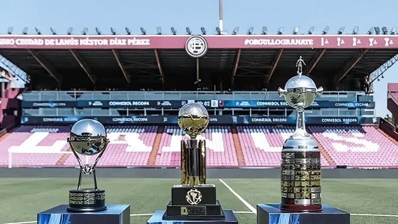 Troféu da Recopa entre as taças da Sul-Americana e da Libertadores