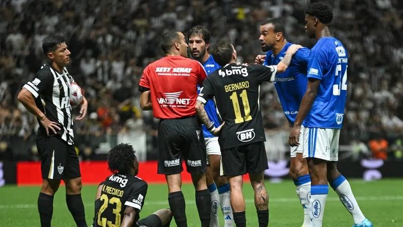 Atlético e Cruzeiro em clássico com polêmicas de arbitragem (Foto: Paulo Ti / GazetaPress)