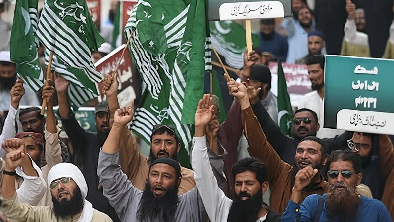 Paquistão rejeita diálogo com o Talibã e mantém ataques no Afeganistão