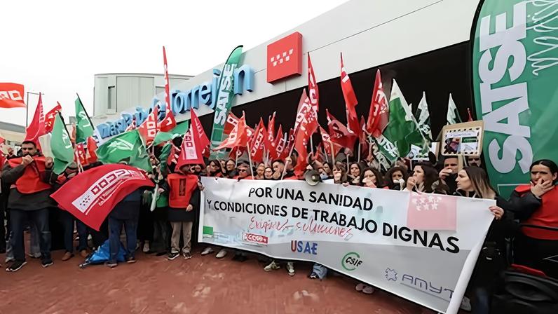 Concentración ante las puertas del Hospital de Torrejón de Ardoz.