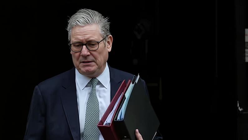 Sete vidas de Keir Starmer premiê britânico ganha tempo até maio