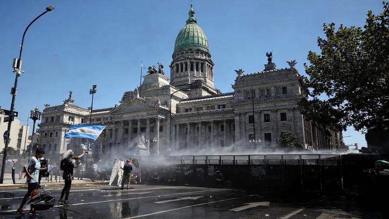 Senado argentino aprova reforma trabalhista apoiada por Milei