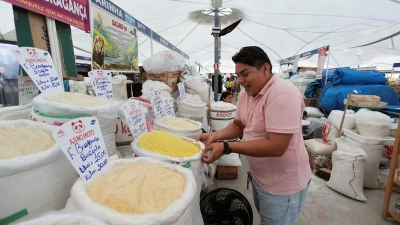 Vendedor mostra seus produtos no mercado Ver-o-Peso, em Belém