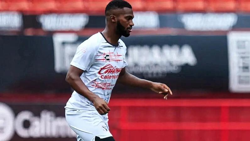 Vitinho com a camisa do Tijuana (Foto: reprodução/redes sociais)