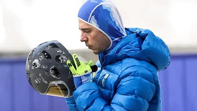 Vladyslav Heraskevych, atleta ucraniano do skeleton, exibe imagens de atletas mortos em guerra em seu capacete