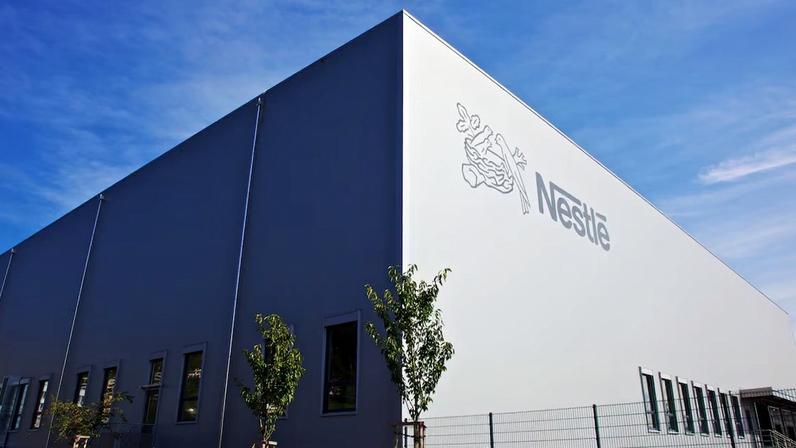 Nestlé opera fábricas 24h para evitar escassez de fórmula infantil após recall