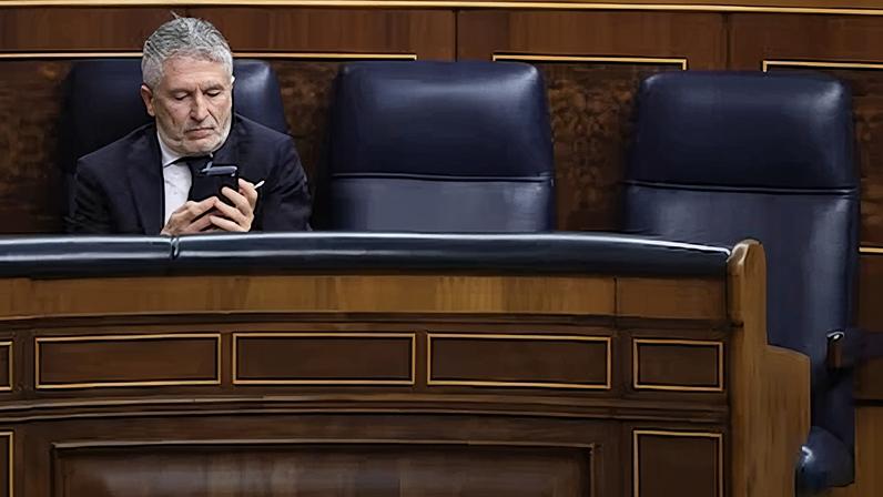 El ministro del Interior, Fernando Grande-Marlaska, durante la sesión de control al Gobierno, en el Congreso de los Diputados, este miércoles.