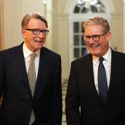 Mandelson, antes celebrado, vira pesadelo para Starmer enfraquecido