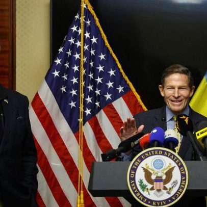 Senadores dos EUA na Ucrânia pedem pressão sobre a Rússia, não apenas diálogo