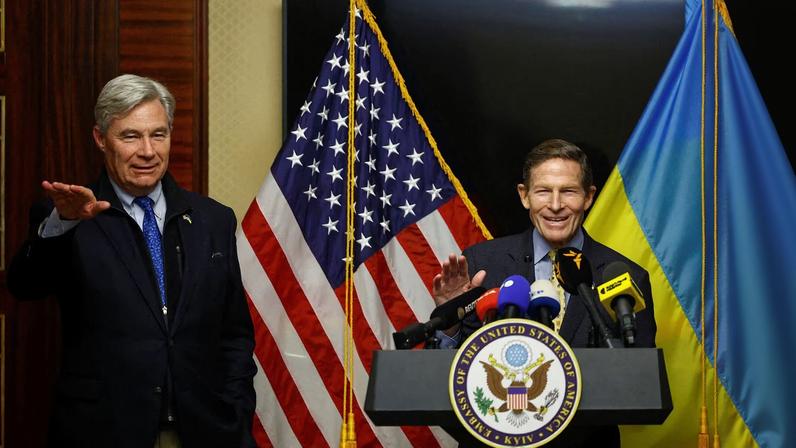 Senadores dos EUA na Ucrânia pedem pressão sobre a Rússia, não apenas diálogo