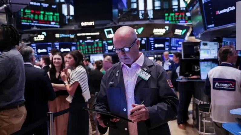 Operador na Bolsa de Nova York: volatilidade nas ações tecnologia (Foto: Jeenha Moon / Reuters)