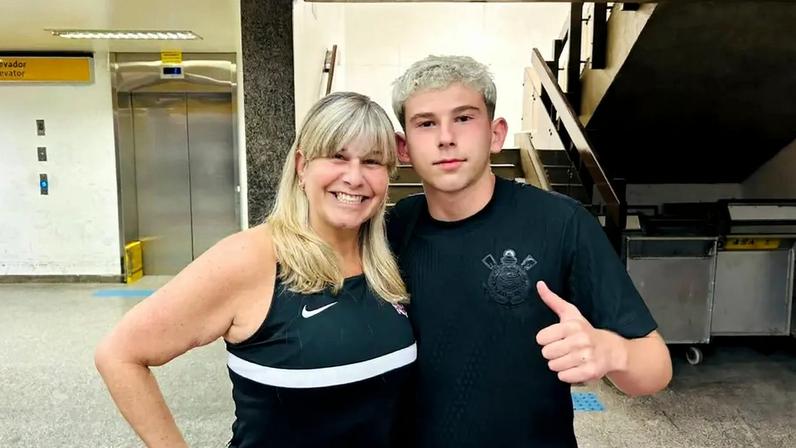 Mãe espera filho de 14 anos em aeroporto após título do Corinthians na Supercopa