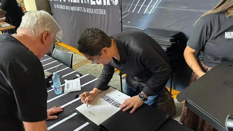 Livro sobre a história das camisas do Corinthians é lançado no Museu do Futebol