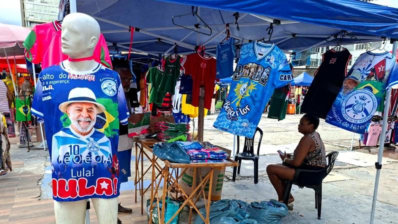 Camisetas de Lula são sucesso de vendas entre petistas e ajudam Acadêmicos de Niterói escola estreante no grupo de elite do Rio. (Foto: Fábio Pereira/Gazeta do Povo)