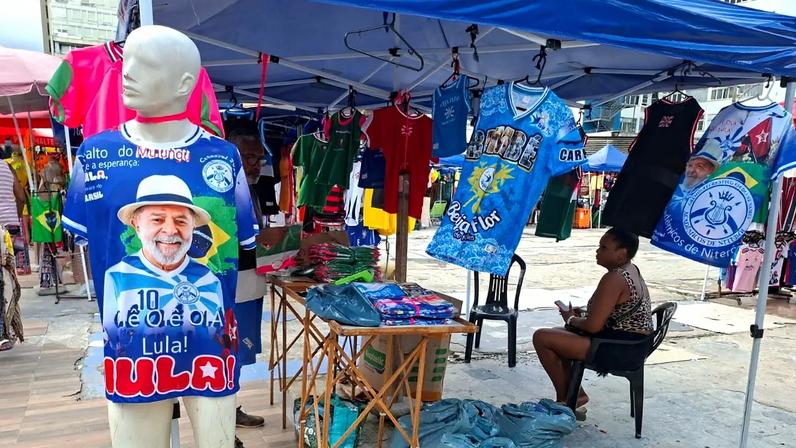 Camisetas de Lula são sucesso de vendas entre petistas e ajudam Acadêmicos de Niterói escola estreante no grupo de elite do Rio.