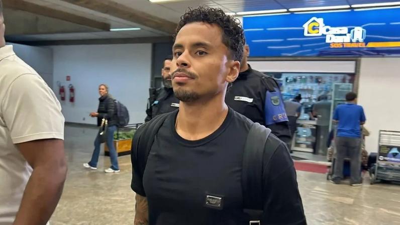 Allan desembarcou no Aeroporto de Guarulhos para assinar com o Corinthians. (Foto: Guilherme Lesnok/Lance!)